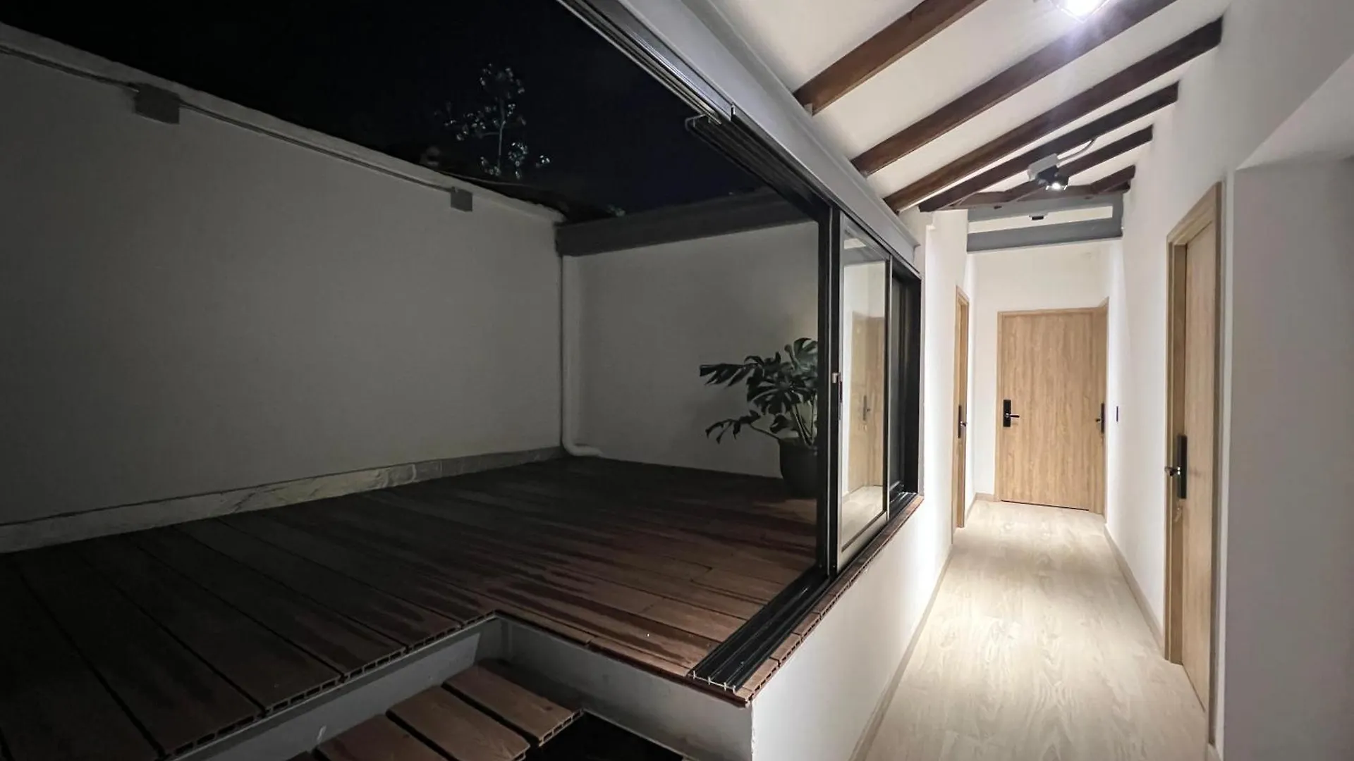 Stylish 5-Br Apartment In Medellin'S Trendiest Spot, Walk Everywhere!