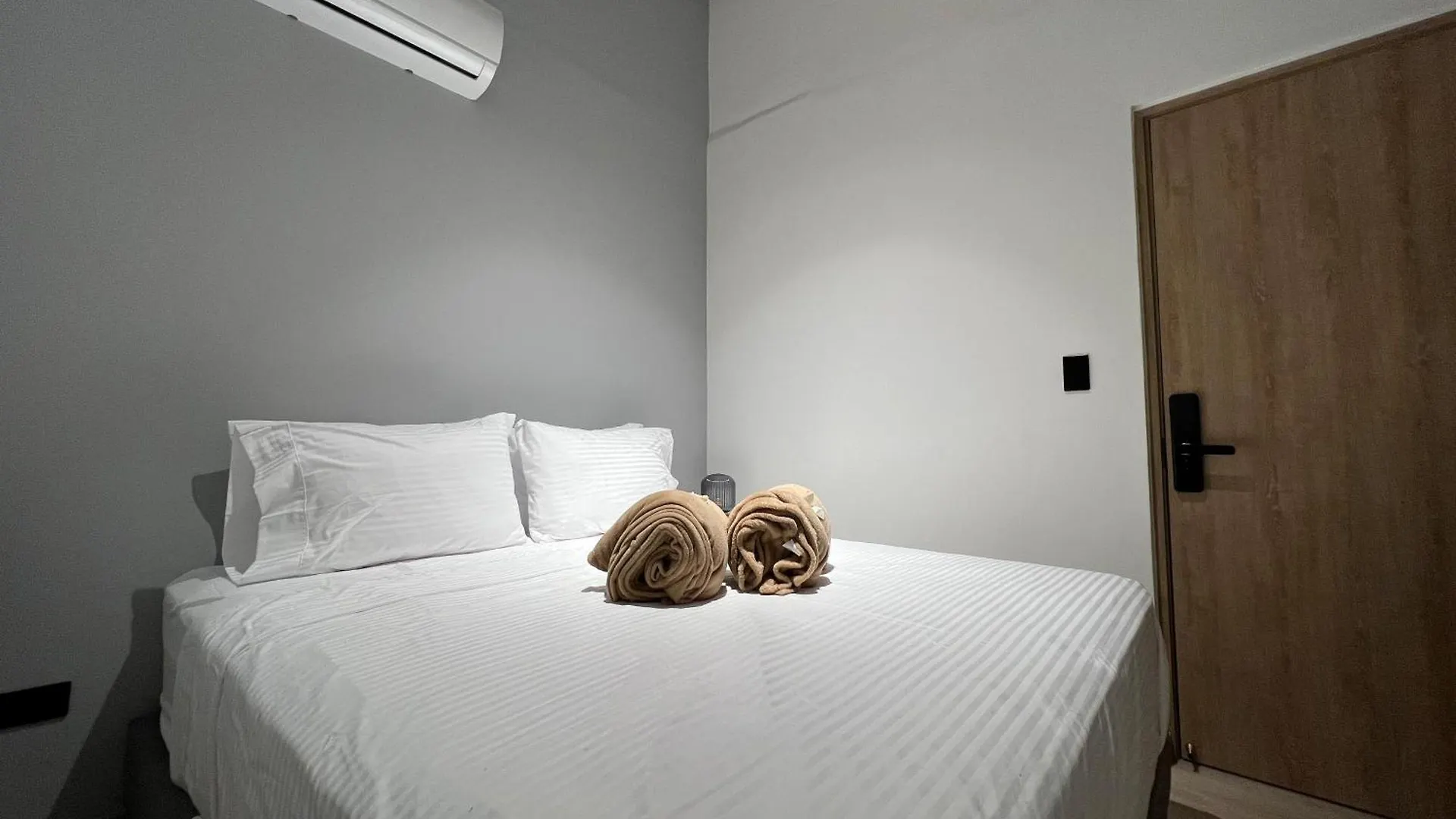 Stylish 5-Br Apartment In Medellin'S Trendiest Spot, Walk Everywhere!