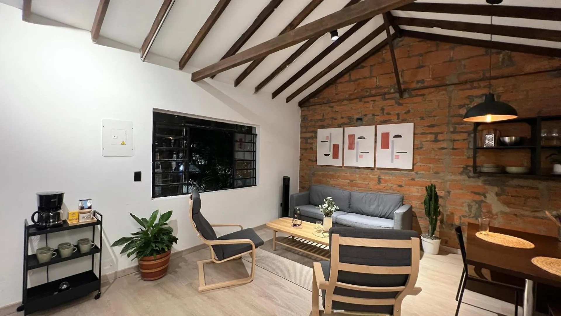 Stylish 5-Br Apartment In Medellin'S Trendiest Spot, Walk Everywhere!  麦德林