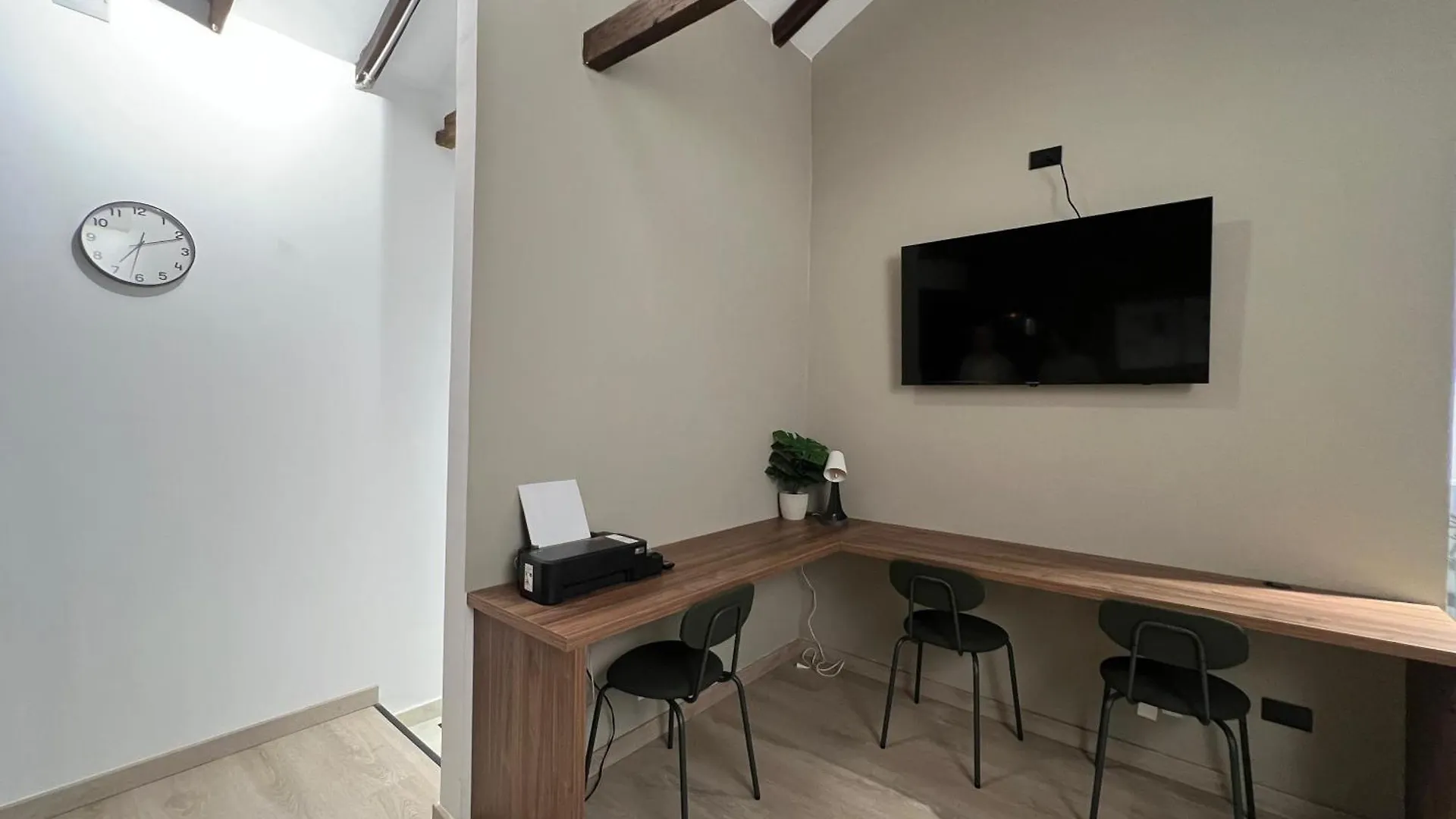 Stylish 5-Br Apartment In Medellin'S Trendiest Spot, Walk Everywhere!