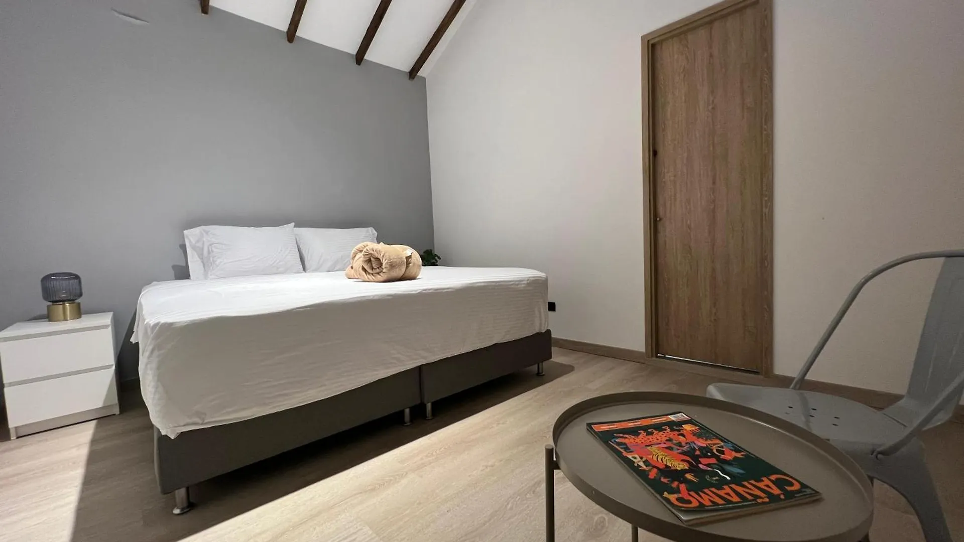 Stylish 5-Br Apartment In Medellin'S Trendiest Spot, Walk Everywhere!
