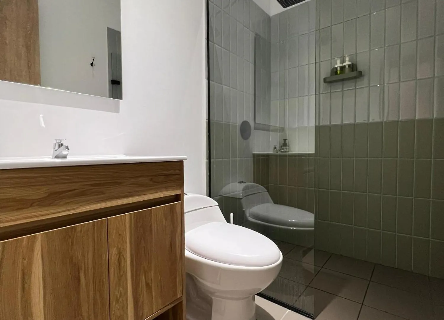 Stylish 5-Br Apartment In Medellin'S Trendiest Spot, Walk Everywhere!