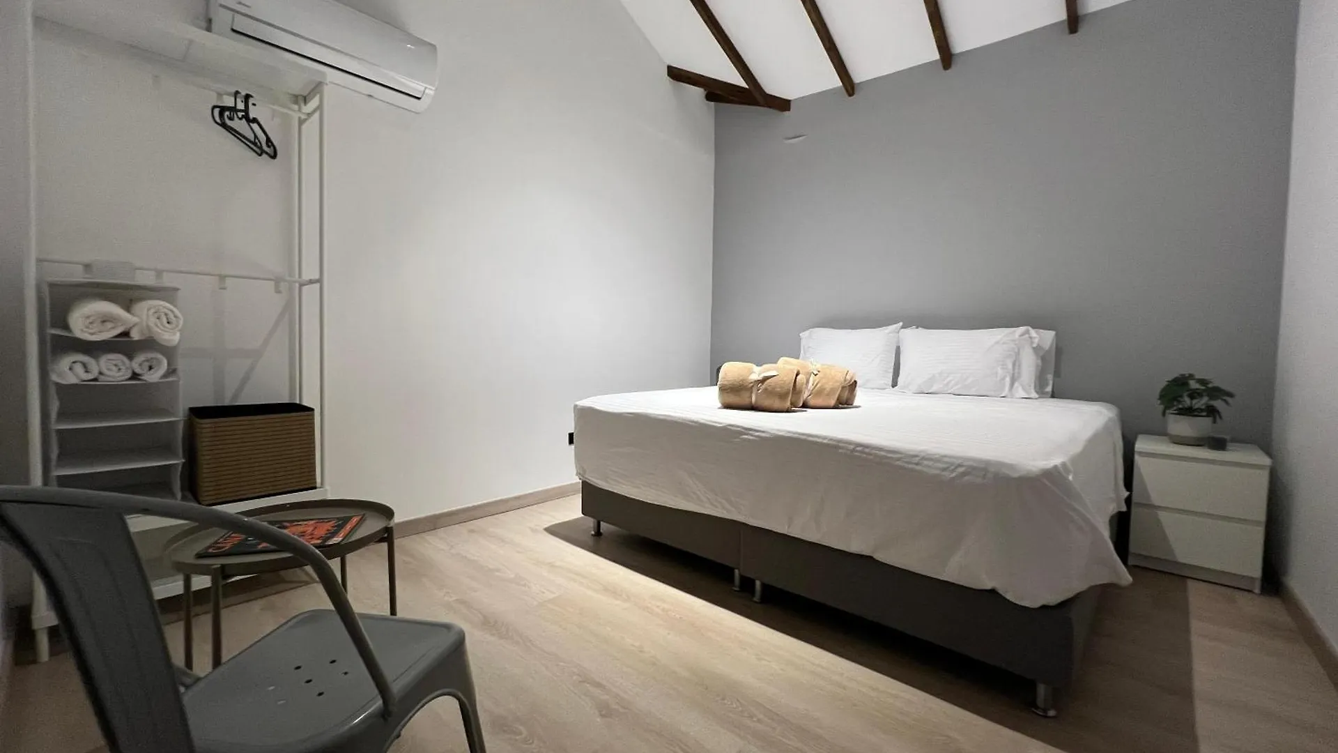Stylish 5-Br Apartment In Medellin'S Trendiest Spot, Walk Everywhere!