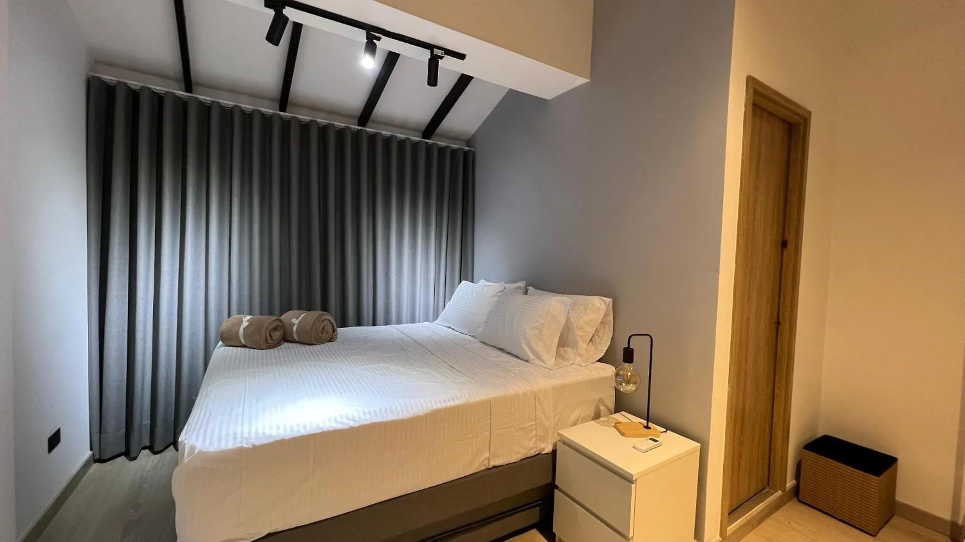 Stylish 5-Br Apartment In Medellin'S Trendiest Spot, Walk Everywhere!