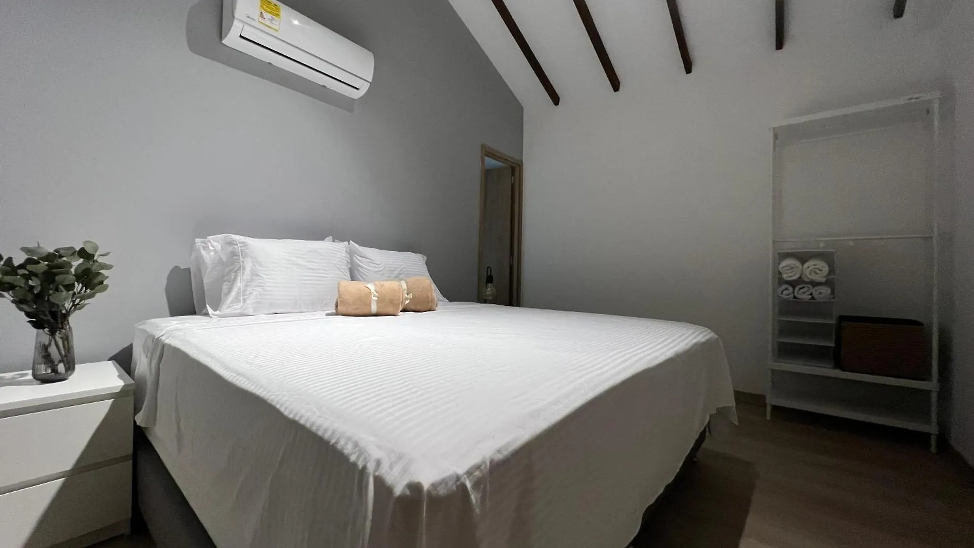 Stylish 5-Br Apartment In Medellin'S Trendiest Spot, Walk Everywhere! 哥伦比亚