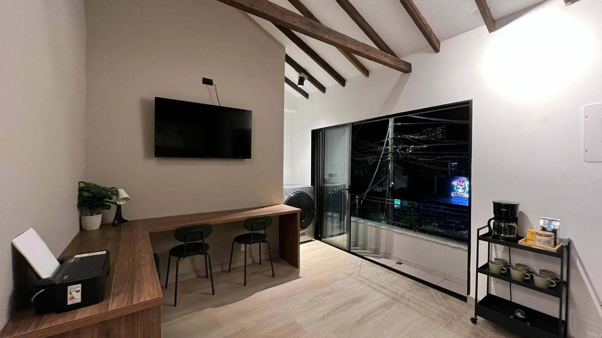 Stylish 5-Br Apartment In Medellin'S Trendiest Spot, Walk Everywhere!