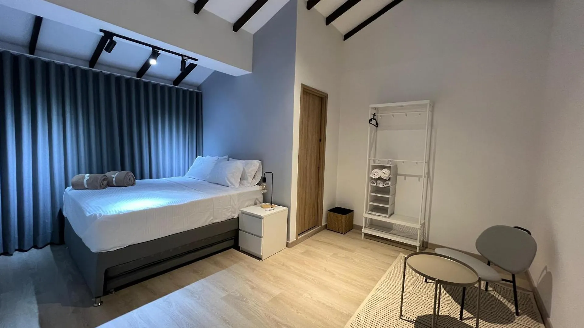 Stylish 5-Br Apartment In Medellin'S Trendiest Spot, Walk Everywhere!