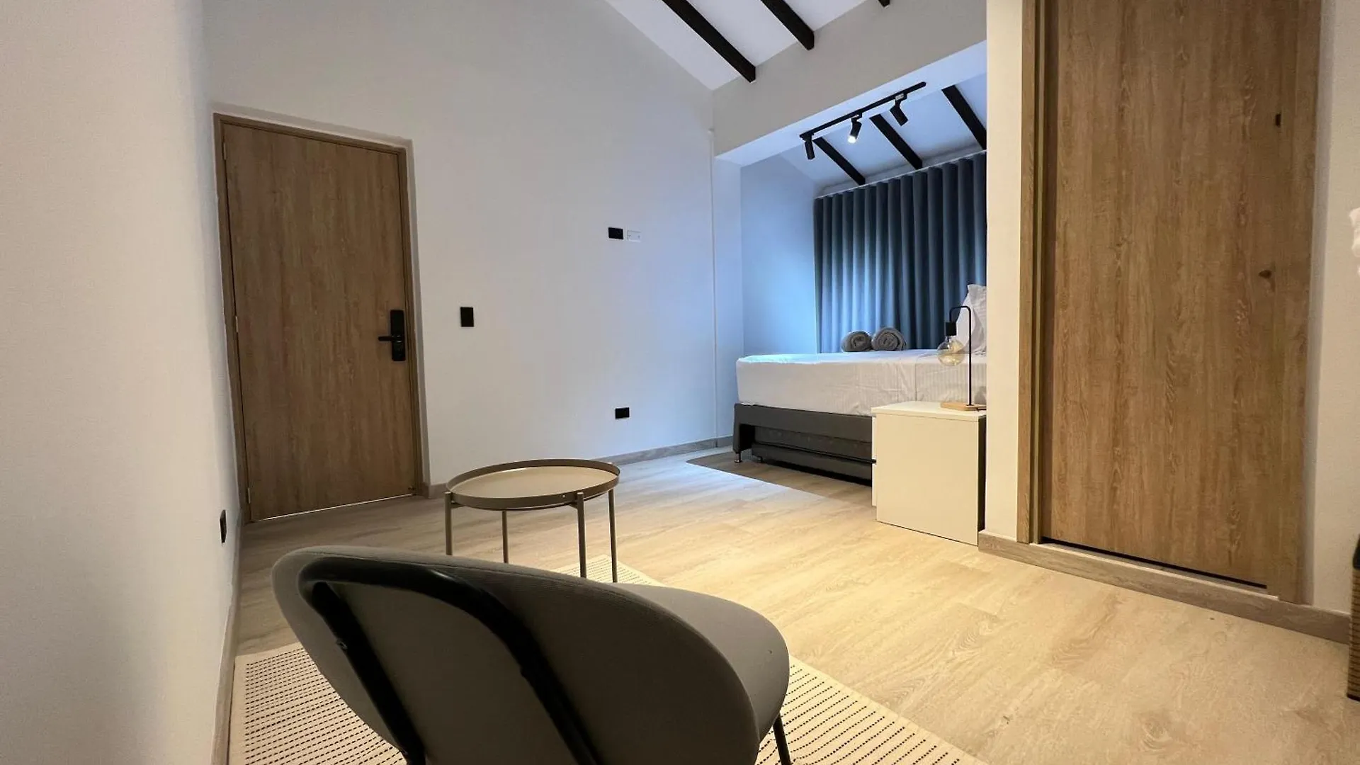 Stylish 5-Br Apartment In Medellin'S Trendiest Spot, Walk Everywhere!