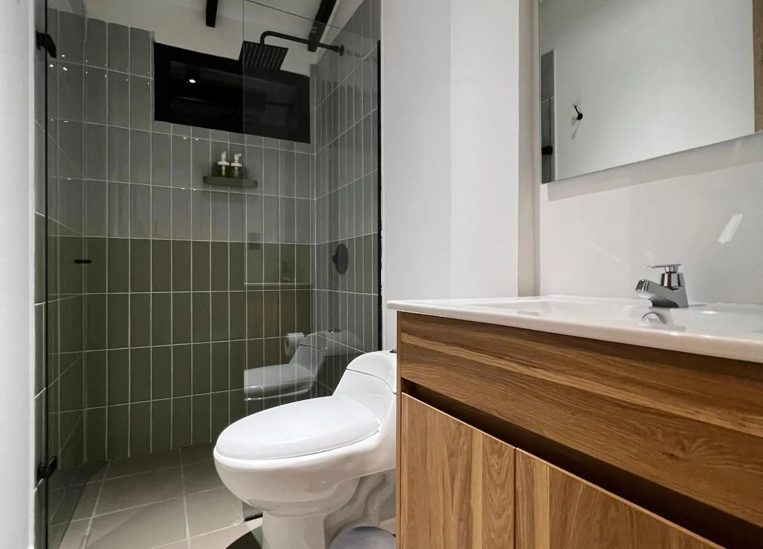 Stylish 5-Br Apartment In Medellin'S Trendiest Spot, Walk Everywhere!